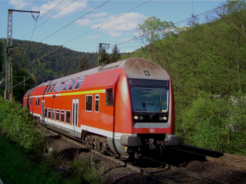 Eine RB am 10.05.2008 unterwegs auf der Frankenwaldbahn bei Lauenstein. 