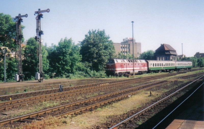 Eine RB aus Weischlitz erreicht im Mai 2000 den Hbf Gera.