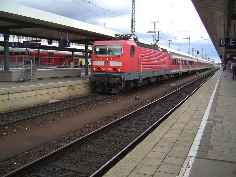 Eine RB bespant mit der BR 143 in Nrnberg HBF am 23.06.2007