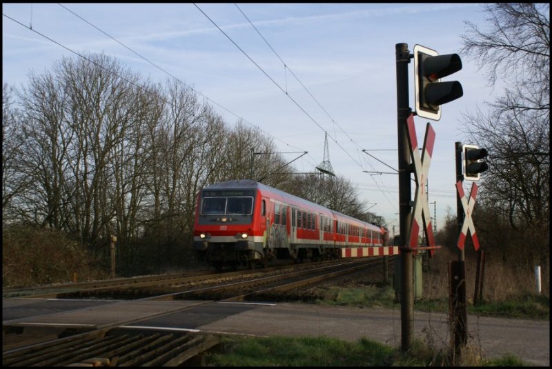 Eine RB von Hamburg-Altona nach Itzehoe passiert am 9.2.2008 den  zwischen Prisdorf und Tornesch gelegenen B Kreyhorn.