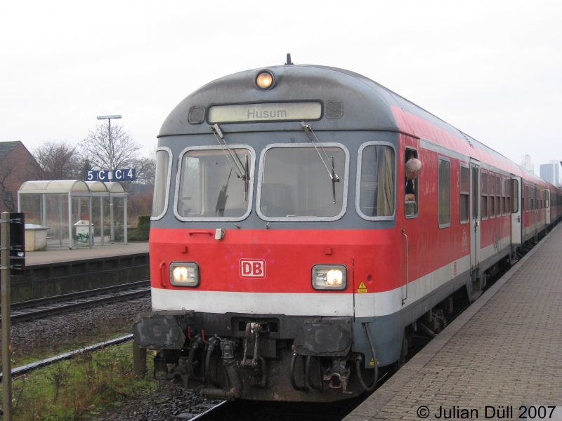 Eine RB hat am 4.12.2005  den Bahnhof von Husum erreicht und wird ihn kurze Zeit später Richtung Abstellgruppe verlassen.