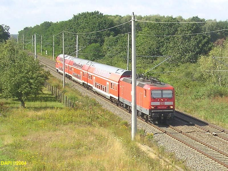 Eine RB mit einer Lok der BR143 vorausfahrend Richtung Lutherstadt Wittenberg, zwischen Bergwitz und Pratau. 