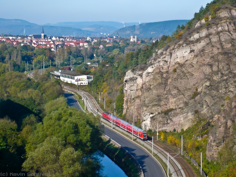 Eine RB nach Lichtenfels nimmt kurz hinter Saalfeld (Saale) die <a href= https://www.youtube.com/watch?v=DqaBPmjaGNA >Frankenwaldbahn</a> in Angriff. (20.10.2009)