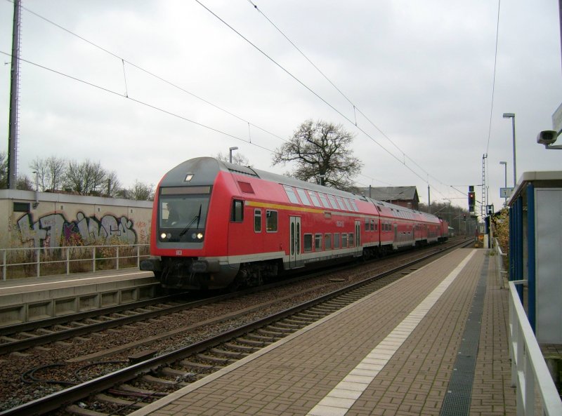 Eine RB nach Lutherstadt Wittenberg hlt am Bahnhof Burgkemnitz. Fotografiert am 15.11.08.