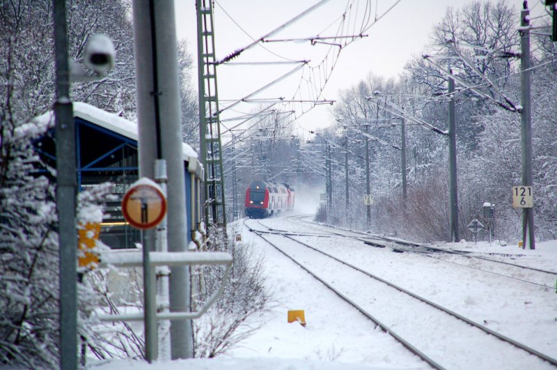 Eine RB nach Lutherstadt Wittenberg nhert sich am 07.01.09  Burgkemnitz.  