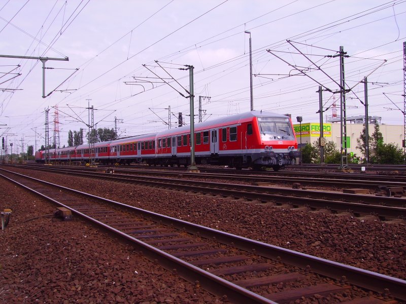 Eine RB schleicht aufs Abstellgleis hinter dem Bahnhof Hamburg-Harburg. 01.07.07