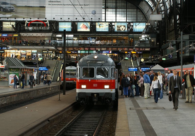 Eine RB wartet am 21.08.2008 im Hamburger Hauptbahnhof auf die Abfahrt nach Bad Oldesloe.