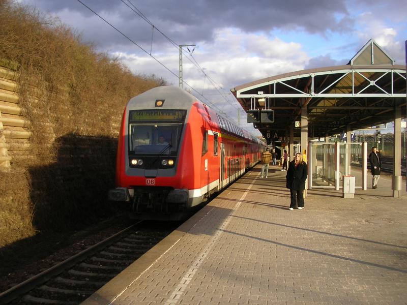 Eine RB44 nach Heidelberg wird in Vaihingen (Enz) von der untergehenden Sonne angestrahlt. 31.3.06