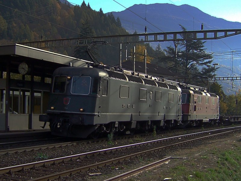 Eine Re 10/10 am 02.11.2007 bei der Durchfahrt in Faido mit einem Containerzug.  