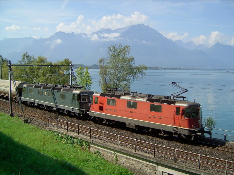 Eine Re 10/10 am 28.08.2008 mit einem Getreidezug bei Veytaux-Chillon.