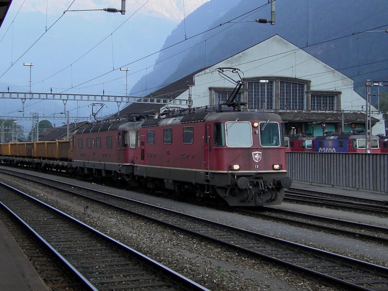 Eine Re 10/10 am 29.08.2008 in Erstfeld mit einem Gterzug. 