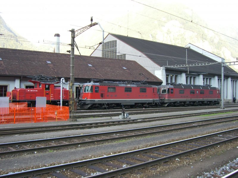 Eine Re 10/10. darunter befindet sich Re 4/4 11362. Eine Ee 3/3 steht links daneben. Erstfeld, 08.09.2007.