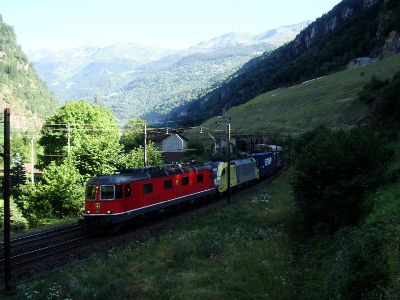 Eine Re 10/10 leistet einer TXL-Dispolok Vorspann ber den Gotthard.Das Bild entstand am 25.07.2008 bei Chioggina