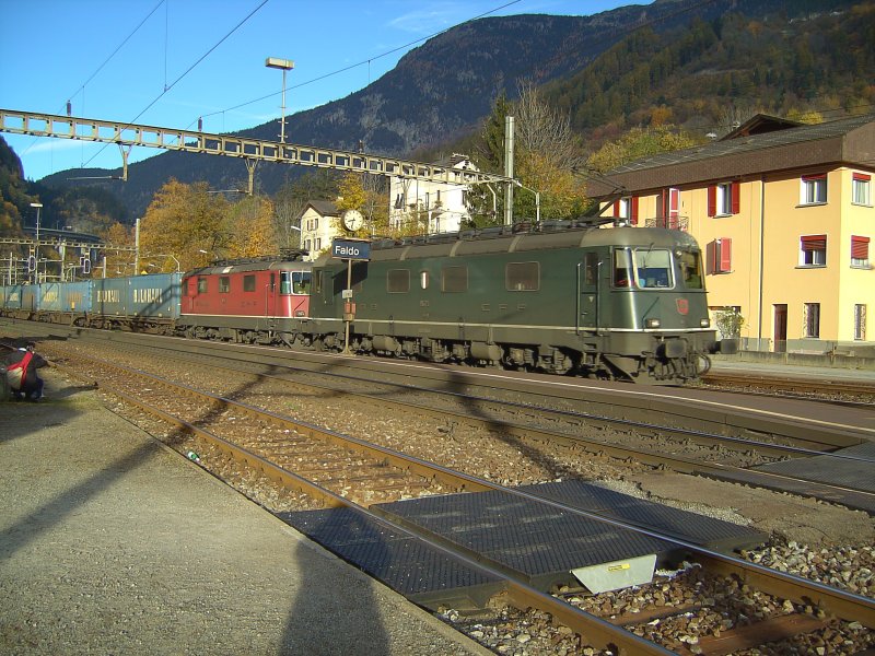 Eine Re 10/10 mit einem Containerzug am 02.11.2007 bei der Durchfahrt in Faido. 