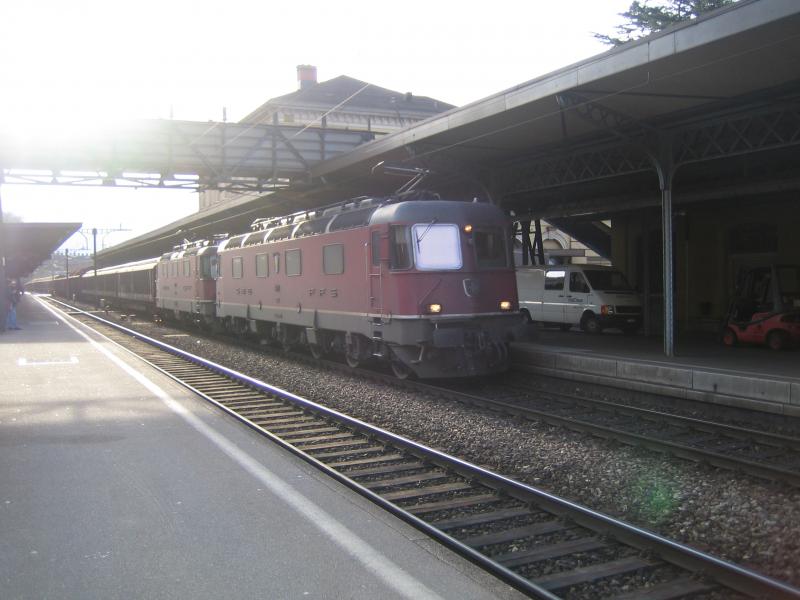 Eine Re 10/10 mit fhrender Re 6/6 11617 ''Heerbrugg'' fuhr am 12.11.05 mit einem Gterzug durch Bellinzona.