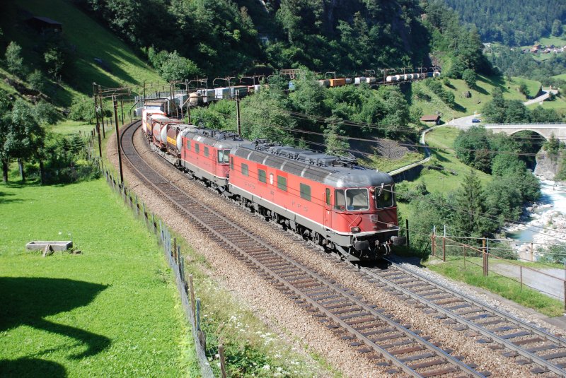 Eine Re 10/10 zieht einen schweren Gterzug bergwrts die Gotthard-Rampe hinauf. Eine hier unsichtbare Re 4/4 schiebt den Gterzug nach.