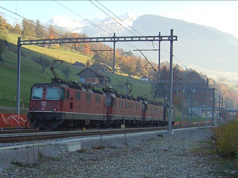 Eine Re 20/20 LZ am 03.11.2007 bei der Durchfahrt in Heustrich Emdthal in Richtung Ltschberg. 