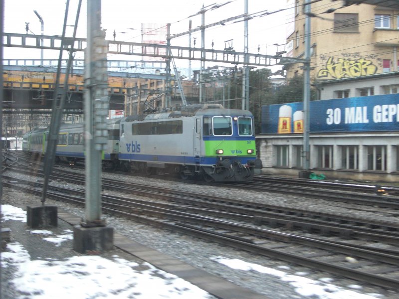 Eine Re 420 der BLS fhrt mit einem Regioexpress aus Bern-Konolfingen in Luzern ein. 23.02.2009