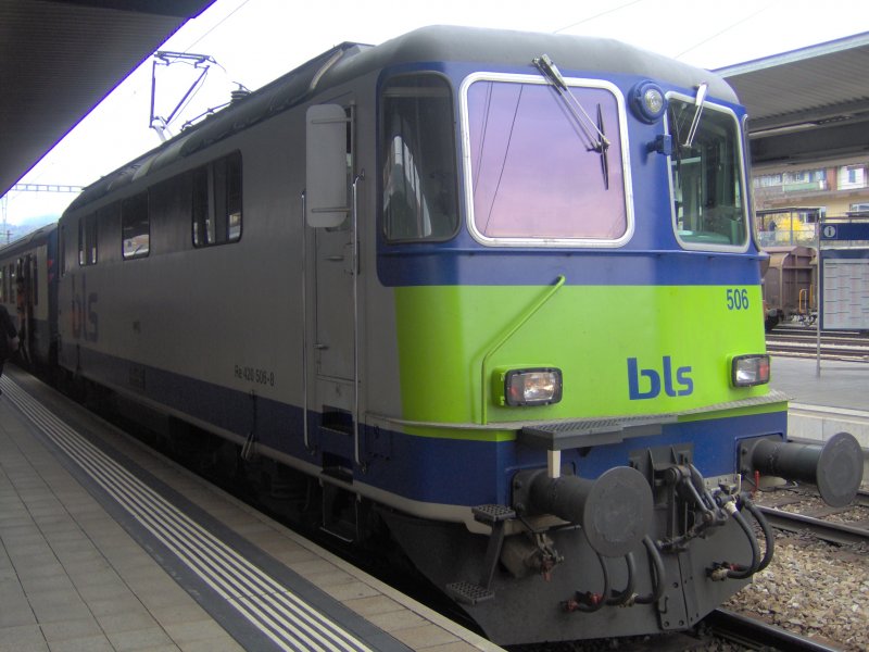 Eine Re 420 der BLS steht mit einem GoldenPass Panoramic Zug aus  (Luzern) Interlaken Ost nach Zweisimmen (Montreux) in Spiez bereit zur Abfahrt.