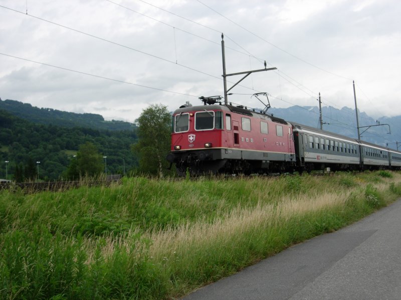 Eine Re 420 mit einem Rheintalexpres von St. Gallen nach Chur durchfhrt gerade den Hauptbahnhof Sevelen in der Nhe von Buchs/SG. Am 15.06.07