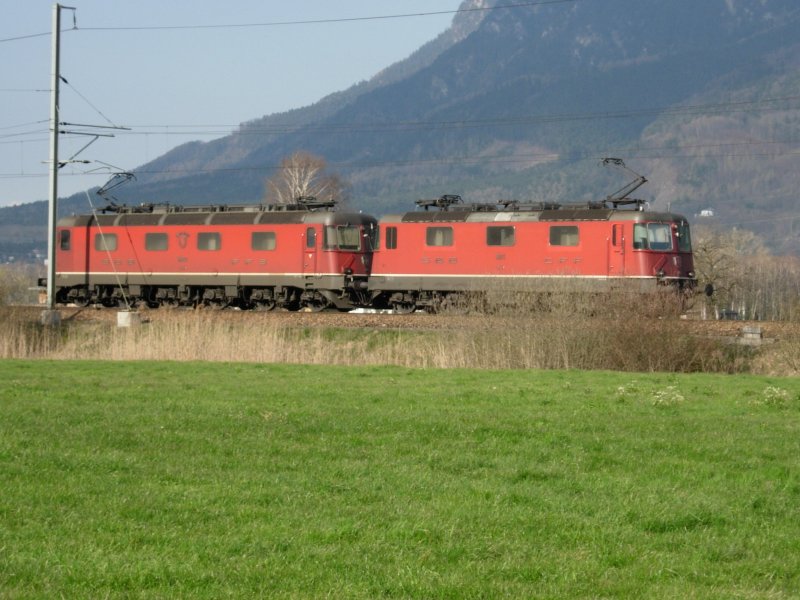 Eine Re 420 mit einer Re 620 auf der Fahrt  zwischen Buchs/SG und Sargans in Sevelen. Gesehen am 02.04.07