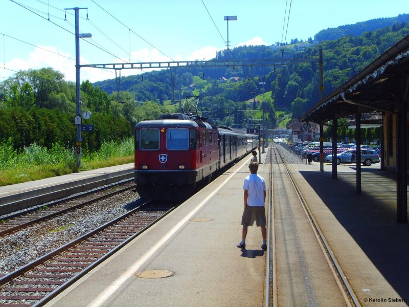 Eine Re 420 (Re 4/4 II) bei der Einfahrt in Rheineck am 31.07.2007 - aus einem Zug heraus fotografiert