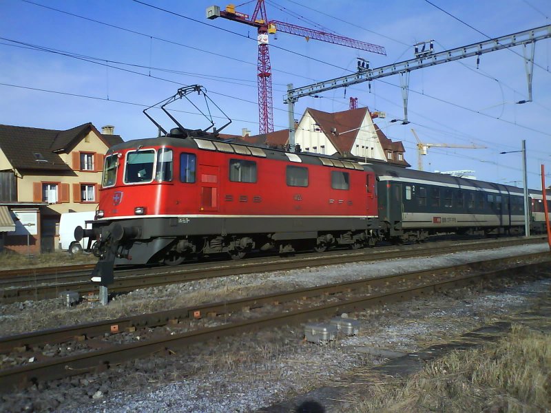 Eine Re 420 der SBB fhrt gerade mit dem Rheintal Express aus St. Gallen bis  nach Buchs/SG, Chur aus dem Bahnhof Heerbrugg heraus. Nchster Halt Altsttten SG.    Heerbrugg, 11.01.08