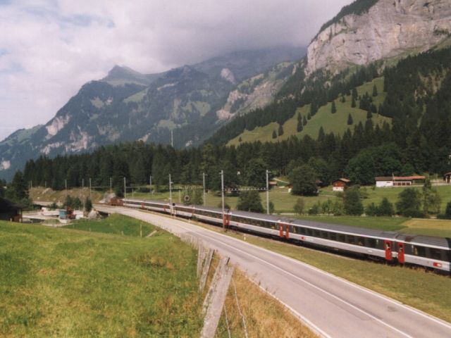 Eine Re 425 der BLS mit einem EC bei der Ausfahrt in Kandersteg Richtung Bern.