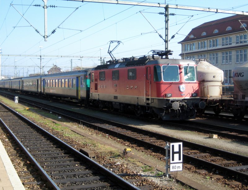 Eine Re 4/4 (11257) mit einem ICE Ersatzzug nach Zrich am 25. Oktober 2008 in Singen.