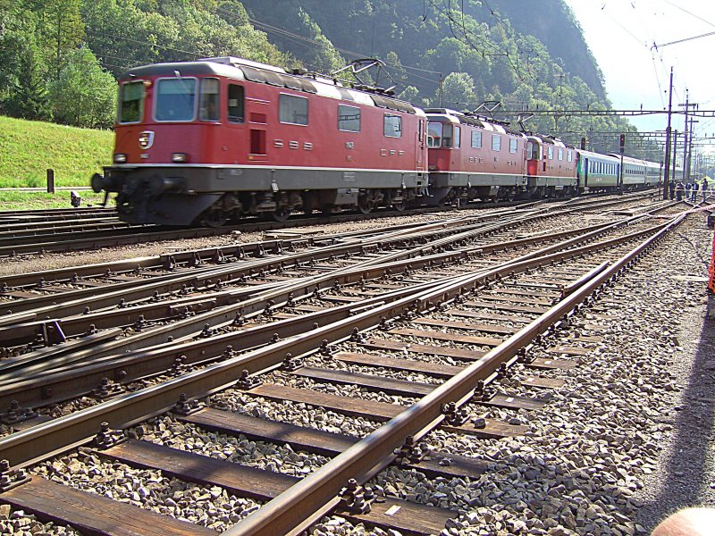 Eine Re 4/4 Dreifachtraktion mit einem Personenzug bei der einfahrt in den Bahnhof Erstfeld. (08.09.2007)   