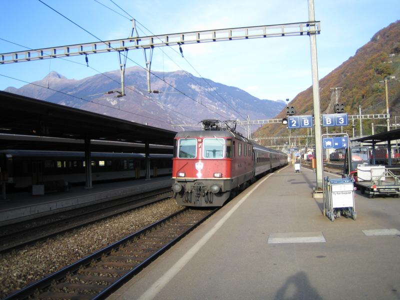 Eine Re 4/4'' fuhr am 12.11.05 mit dem IR 2271 nach Locarno in Bellinzona ein.