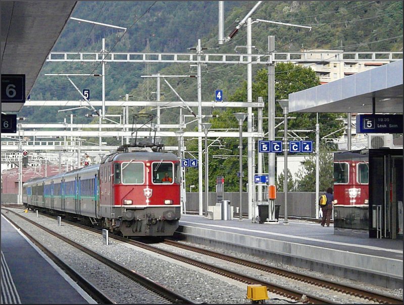 Eine Re 4/4 II durchfhrt am 02.08.08 mit einem Leerzug den Bahnhof von Visp. (Jeanny)