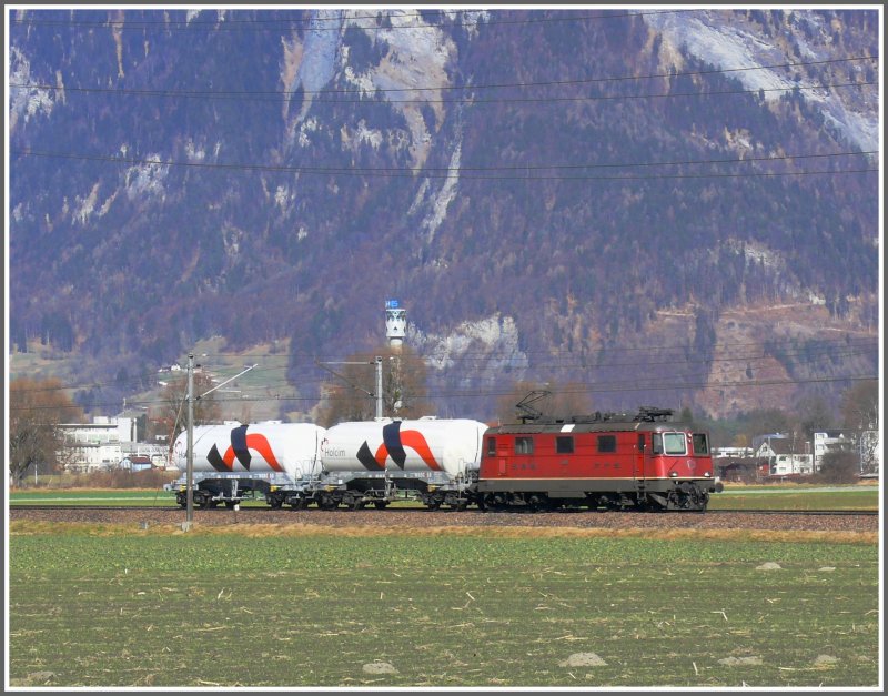 Eine Re 4/4 II mit zwei Silowagen auf dem Weg nach Untervaz-Trimmis bei Zizers. (26.02.2008)