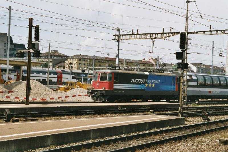 Eine Re 4/4 II mit der Aufschrift   ZUGKRAFT AARGAU   fhrt am 11.6.03 im Zrcher HB ein