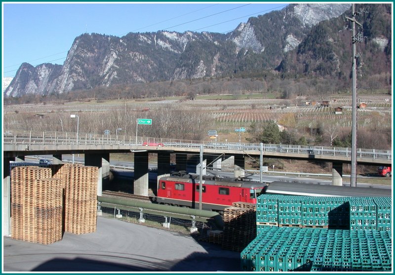 Eine Re 4/4 II mit dem Rheintalexpress zwischen Valserwasserharrassen und den Rebbergen bei Untervaz. (09.02.2007)