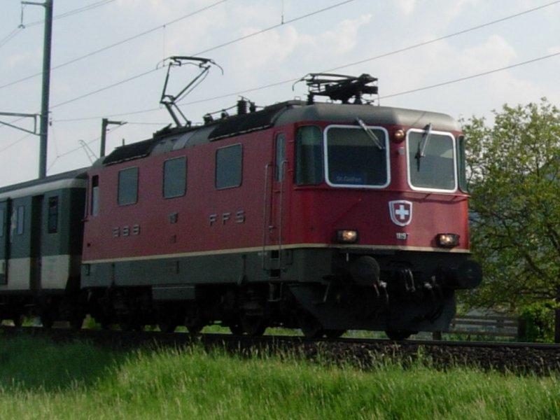 Eine Re 4/4 II rauscht mit dem Rheintalexpress Chur-St.Gallen in Sevelen durch. Nchster Halt Buchs/SG. am 23.05.08