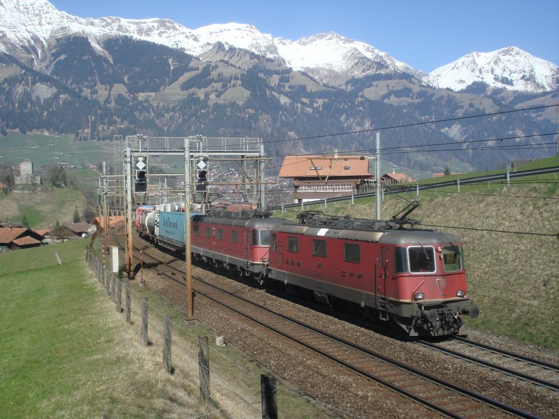 Eine Re 4/4 II und eine Re 6/6 ziehen mit vereinten Krften einen Gterzug Richtung Kandersteg hinauf.In der Nhe des Kanderviadukts, 1.4.2007