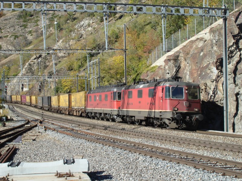 Eine Re 4/4 II und eine Re 6/6 fahren mit ihrem Containerzug bei Lalden vorbei.24.10.2006