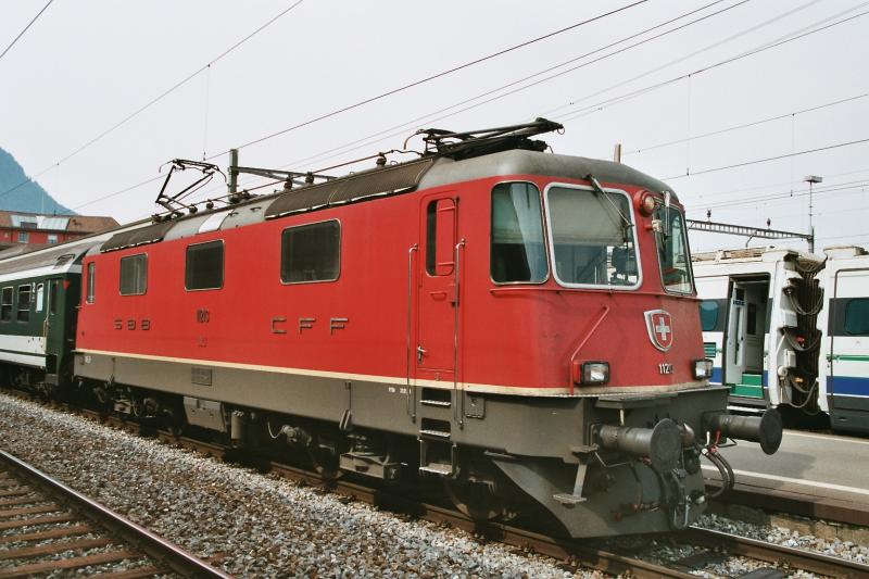 Eine Re 4/4 II steht am 7.9.03 in Arth-Goldau, zur Abfahrt bereit.