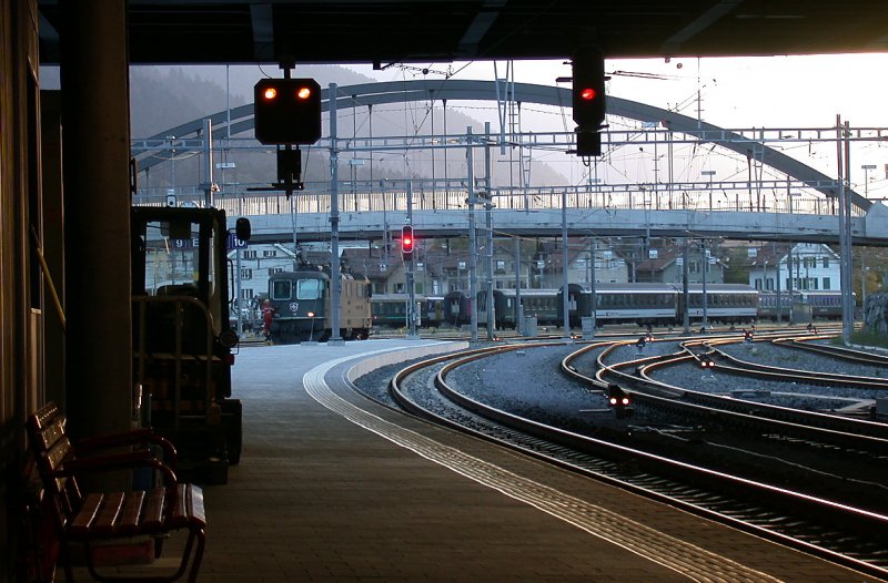 Eine Re 4/4 II im ursprnglichen grnen Farbkleid wartet vor der Friedaubrcke im Bahnhof Chur. Ein wunderschner Herbsttag mit Temperaturen weit ber 20 Grad geht zu Ende. (26.10.2006)