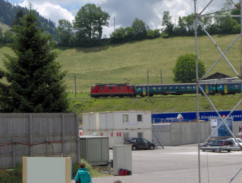 Eine RE 4/4 II zieht einen Interregio nach Brig ber den Ltschberg. Hier bei Frutigen.