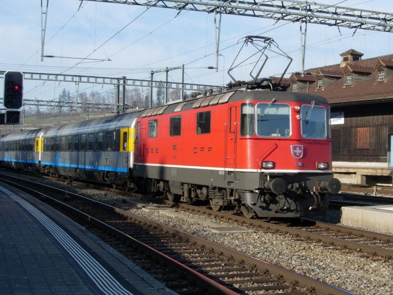 Eine Re 4/4 II zieht einen Cisalpino Basel SBB-Milano Centrale in den Bahnhof Spiez ein. November 07