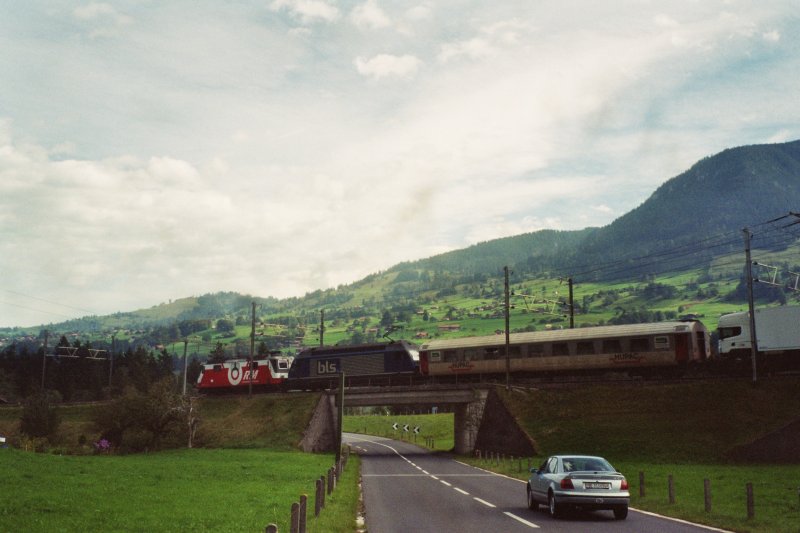 Eine Re 4/4 III und eine Re 465 fhren einen Hupac-Zug zu Tal. Aufgenommen bei Wengi zwischen Frutigen und Reichenbach im Oktober 2006.