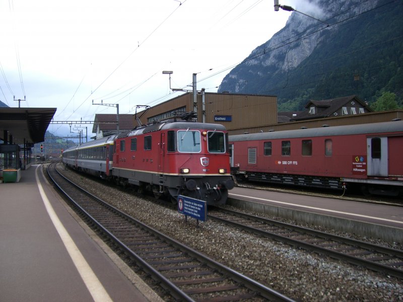 Eine Re 4/4 mit einem Reisezug in Erstfeld am 16.08.2007