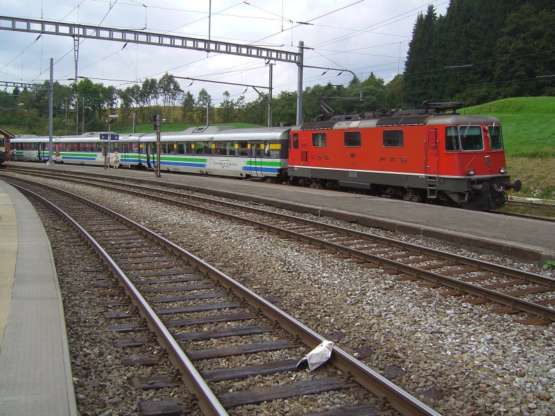 Eine Re 4/4 mit einem SOB Zug am 09.09.2007 in Biberbrugg.  