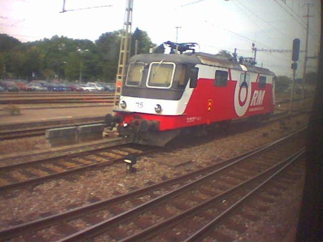 Eine Re 4/4 der Mittellandbahn, auf der Strecke Lausanne-Olten am 05.09.03