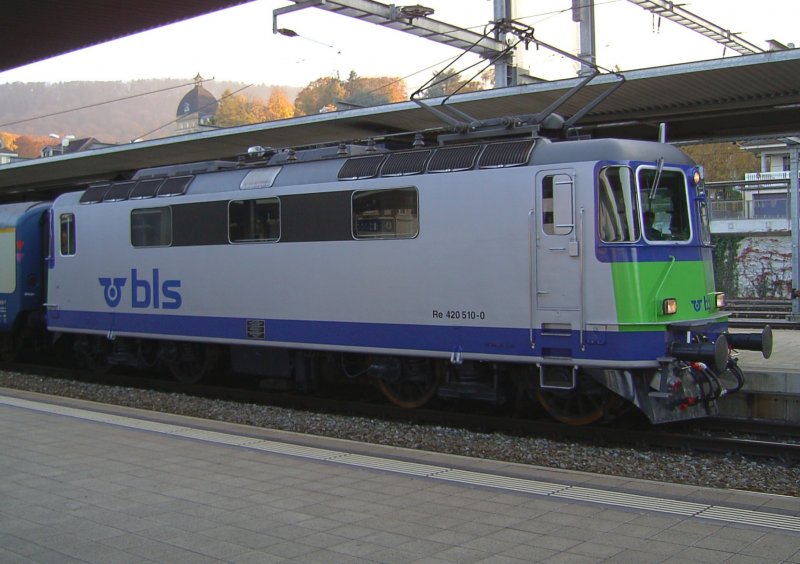 Eine Re 4/4 (Re 420 510) der BLS am 02.11.2007 in Spiez. 