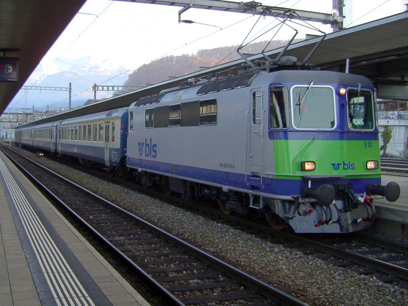Eine Re 4/4 (Re 420 510) der BLS am 02.11.2007 mit einer Regionalbahn in Spiez.