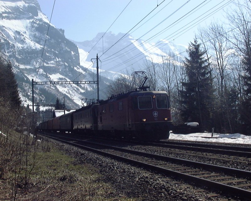 Eine Re 4/4 und eine Re6/6 ziehen einen Gterzug durch die Ausweiche Felsenburg auf den Weg nach Basel. In wenigen Minuten erreichen sie den Kehrtunnel und die Station Blausee-Mitholz, 21.03.09.