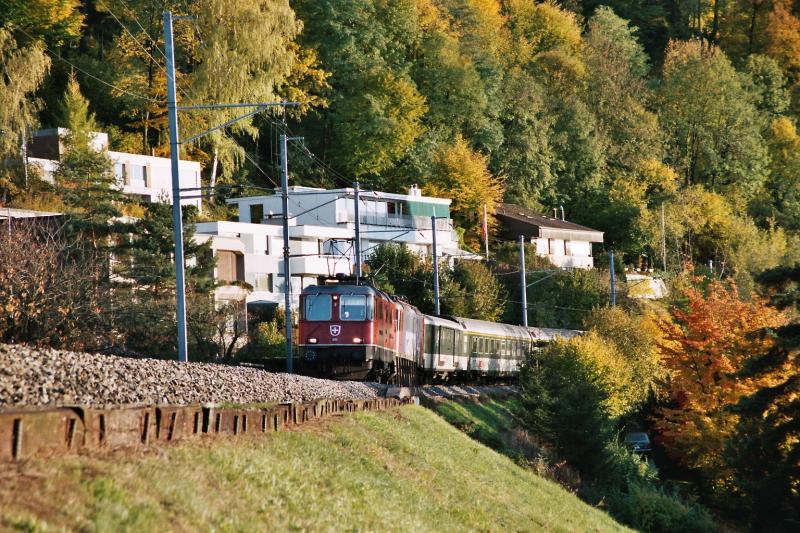 Eine Re 4/4II und eine Re 421, am 3.11.03 auf der Strecke Arth-Goldau - Zug